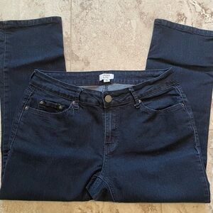 6/$20 Crown & Ivy Women's Dark Blue Cropped Jeans in Like New Condition